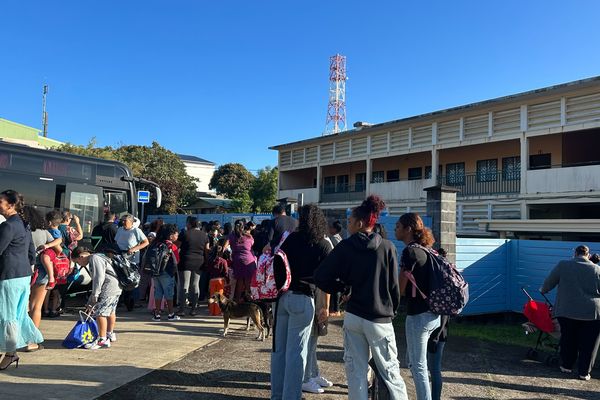 Jour de rentrée scolaire devant une école de Sainte-Suzanne.