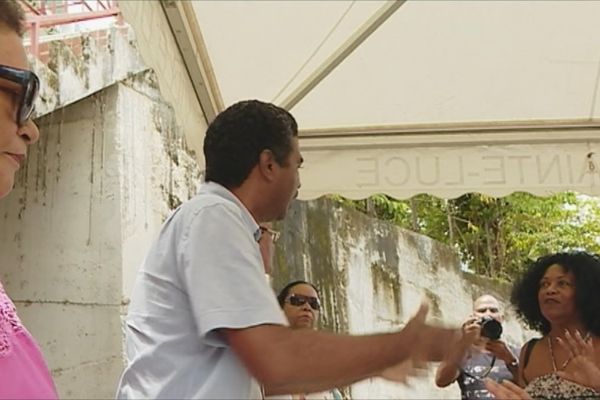 Nicaise Monrose, maire de Sainte-Luce et Maryse Bambou, propriétaire d'une villa, lors d'une explication animée (Sainte-Luce, 12 juillet 2016)