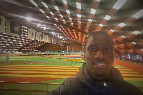 Selfie de l'athlète martiniquo-réunionnais Ludovic Oucéni dans la Halle Joseph Maigrot à l'INSEP.