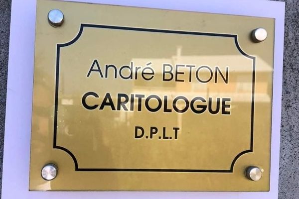 La plaque de "caritologue" d'André Béton, à Bourg-Murat.