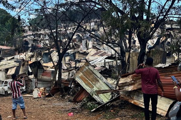 Les sinistrés et les riverains constatent les dégâts au lendemain de l'incendie du squat de Baduel