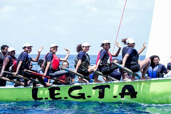 initiation à la yole pour les 10 candidates à l'élection de Miss Martinique