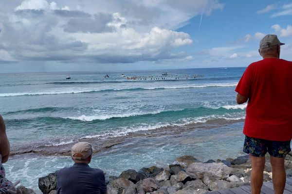 Ce dimanche 5 février, un hommage au champion de surf Raphaël Vidot a été rendu, sur la plage des Roches noires à Saint-Gilles.
