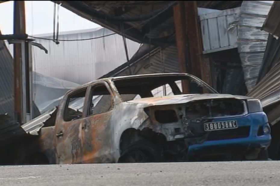 Désolation au lendemain de l’incendie de la concession Toyota de Ducos