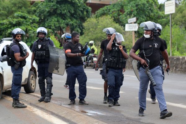 Déploiement de forces de police à Mayotte, en février 2022.