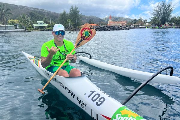 Kyle Taraufau remporte la première étape de la Hawaiki Nui Va'a Solo, le 19 septembre 2024.