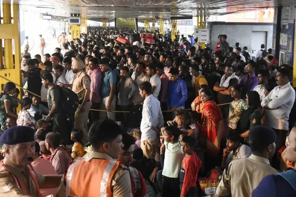Des habitants de New Delhi, en Inde, dans une gare, le 28 octobre 2022.