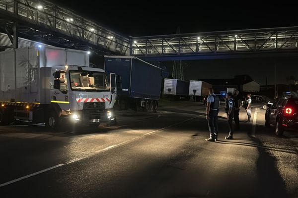 Camion groupe électrogène arrivant à la centrale EDF PEI de Jarry