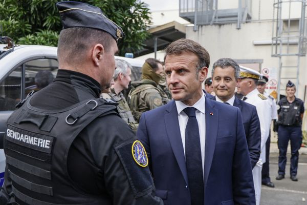 Emmanuel Macron au commissariat central de Nouméa pour remercier les forces de l'ordre