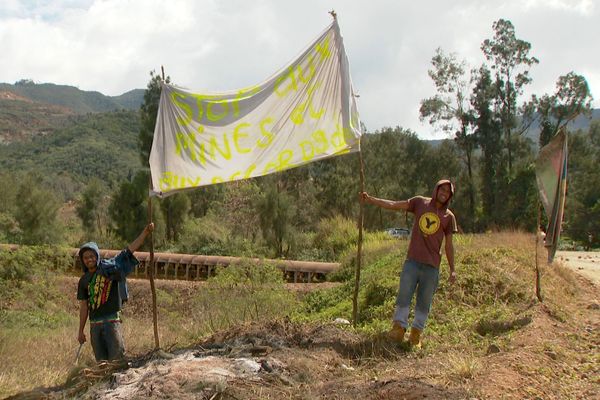 Le blocage des sites miniers de la SLN à Kouaoua, 8 août 2018.