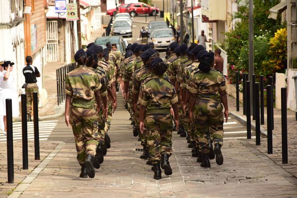 Les militaires du RSMA (Régiment du Service Militaire Adapté) de Martinique défilent sur la voie publique