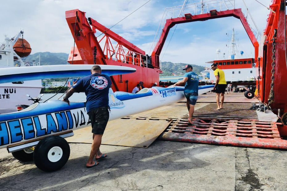 Hawaiki Nui Va'a 2023 Embarquement des va'a pour la Hawaiki Nui