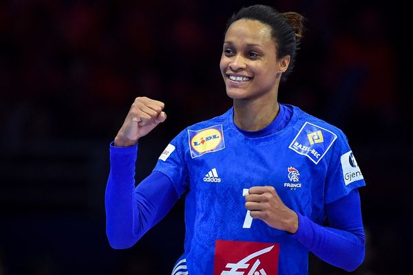 Allison Pineau sous le maillot de l'équipe de France lors de l'Euro 2018