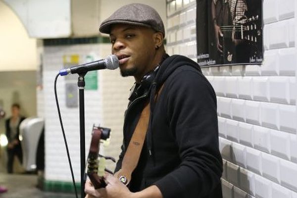 K Leaf chanteur de soul créole dans le métro