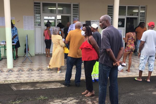 Des électeurs devant un bureau de vote à Saint-Joseph (juin 2020).