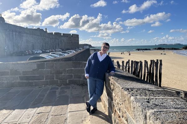 Depuis 1992, Céline Le Breton, née Desdouets est installée à Saint-Malo avec son mari Vincent et ses deux enfants Tristan 23 ans et Thibault 20 ans. Elle reste très attachée à ses origines.