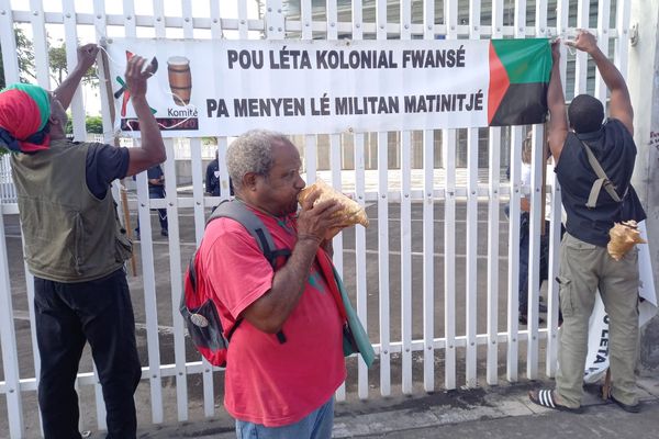 Militants devant le palais de justice 