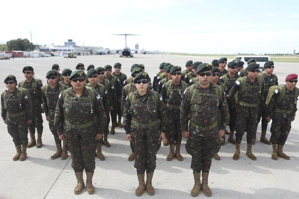 Policiers guatémaltèques soutenus par l'ONU, sur le tarmac de l'aéroport international Toussaint Louverture, après l'atterrissage à Port-au-Prince (Haïti) - 03/01/2025.