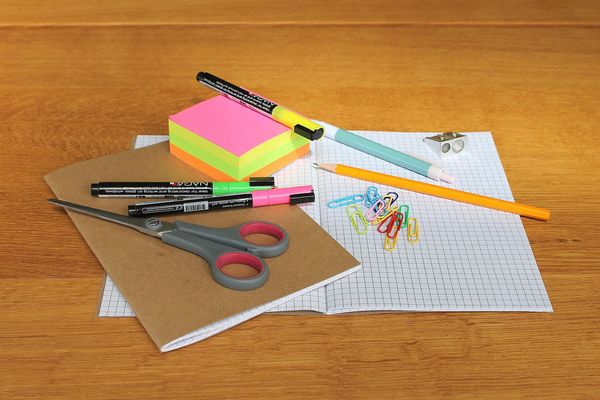 Achats de cahiers, crayons ou classeurs... Cette aide permet aux familles modestes de financer les fournitures scolaires.