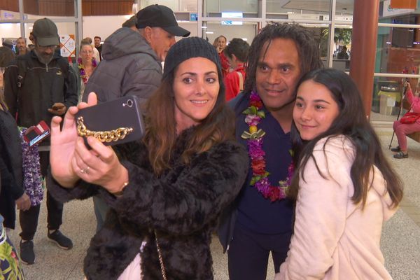 Christian Karembeu Séquence selfie à Tontouta, le 2 juillet 2023.