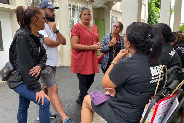 Les employés de la MFR de la Plaine des Palmistes à la Direction du travail ce lundi