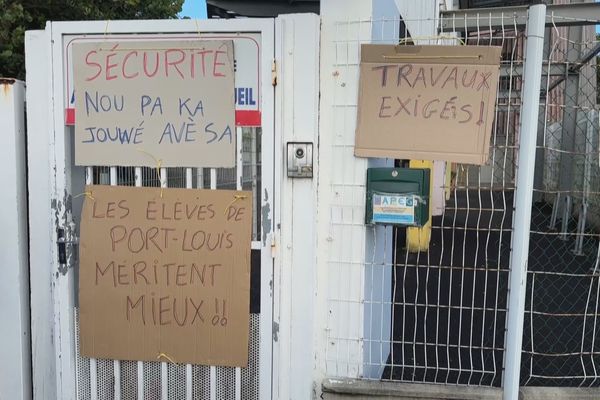 Panneaux de revendications à l'entrée du LPO de Port-Louis ce 16/09/24