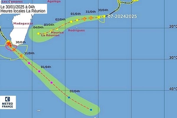 La tempête tropicale modérée évolue à une centaine de kilomètres des côtes Sud-Ouest de Madagascar. Elle se déplace en direction de l'Est-Sud-Est à 13 km/h. La dépression tropicale n°7 était à 650 km de Rodrigues et 1 765 km dans l'Est-Nord-Est de La Réunion. Elle se déplace vers l'Ouest-Sud-Ouest à 30 km/h.