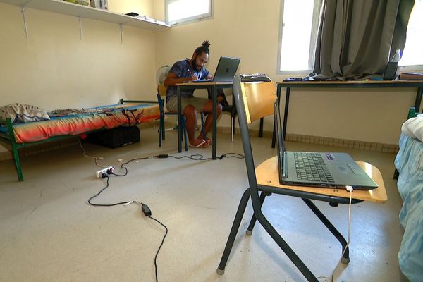 Cours à distance dans une résidence universitaire de Nouville.