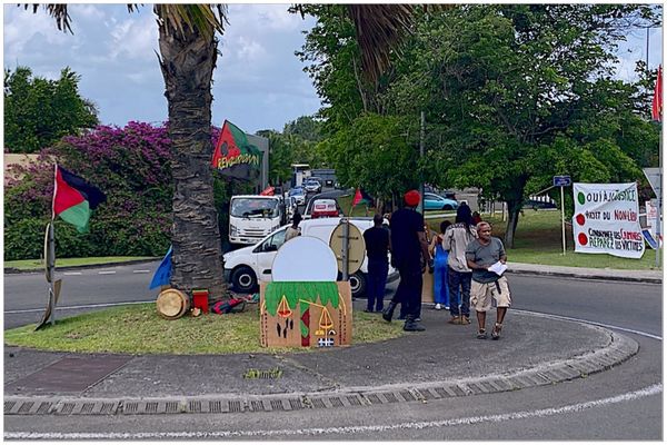 Rond-point  Les Mangles-Acajou au Lamenitn, bloqués par les manifestants, samedi 18 juin 2022.