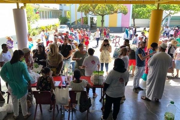 Distribution de colis alimentaires pour 1000 familles Saint-Denis 221219