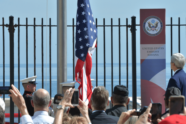 John Kerry face au drapeau américain, devant l'ambassade des Etats-Unis à Cuba.