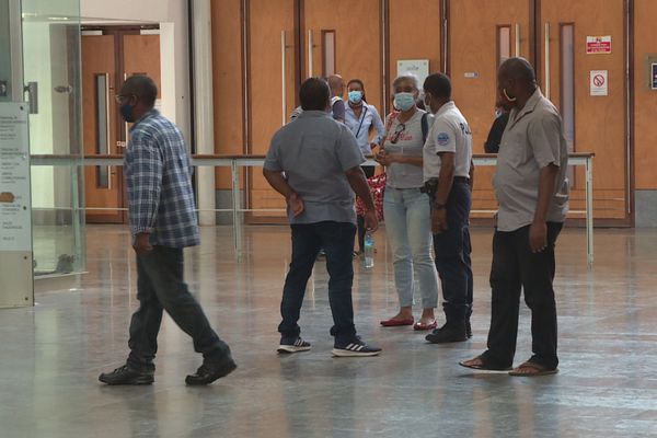 Les agents du centre pénitentiaire au palais de justice de Fort-de-France.