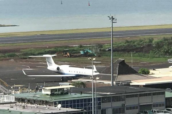 Barack Obama sur le tarmac de l'aéroport de Tahiti Fa'a'a