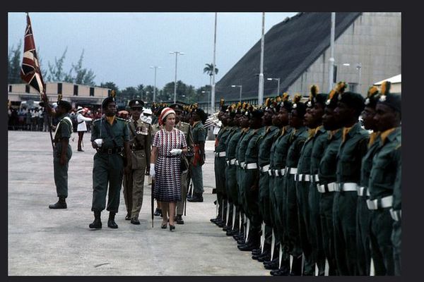 La Reine Elizabeth de l'Angleterre a effectué plusieurs visites officielles à Barbade.