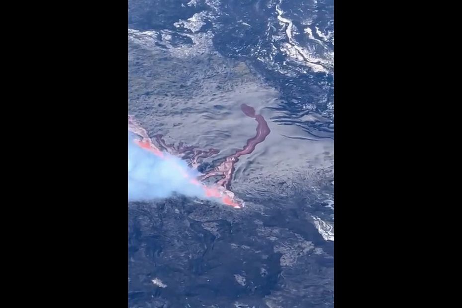 Piton de la Fournaise: Reunion volcano erupts