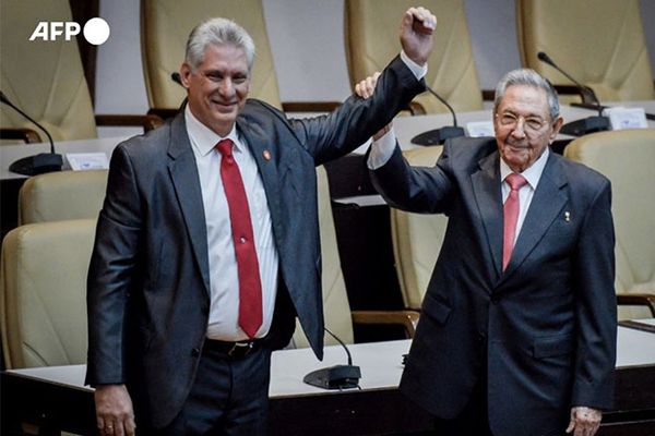 Le président cubain Miguel Diaz-Canel, élu premier secrétaire du Parti communiste (a gauche) et Raul #Castro qui prend sa retraite à 89 ans.