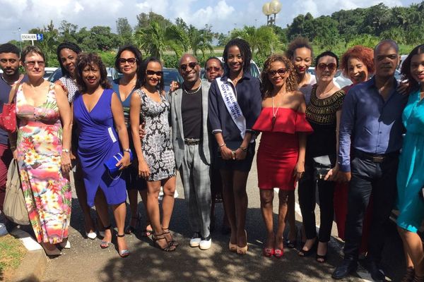 Robert Sébas, Ruth Briquet 1ère dauphine Miss Guyane et l'ensemble du Comité Miss Guyane en route pour accueillir Alicia Aylies, Miss France 2017