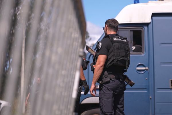 Forte présence de gendarmerie au verrou Nord de Saint-Louis, sur la RP1 du Mont-Dore à hauteur du Thabor, le 6 octobre 2024.