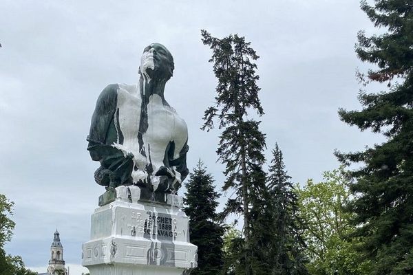 statue esclavage pau dégradée