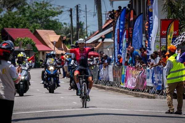 L'arrivée à Sinnamary de Lucas Vincent, du Vélo Club Dolois