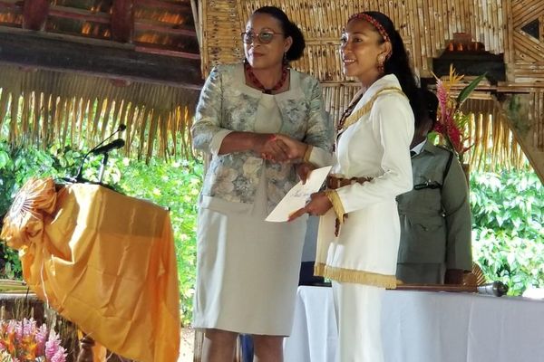 Présidente de La Dominique, Sylvanie Burton et Anette Sanford, chef Kalinago