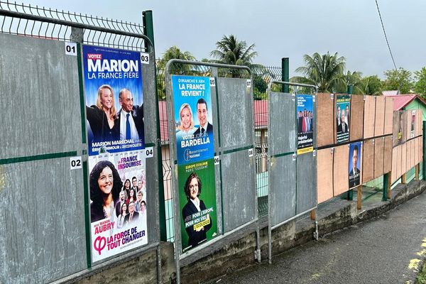 Un panneau électoral installé à Fort-de-France pour le scrutin européen du 8 juin 2024.