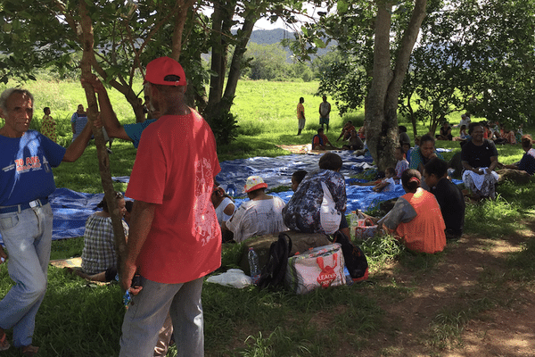 Canala : sit-in à l'entrée de la commune