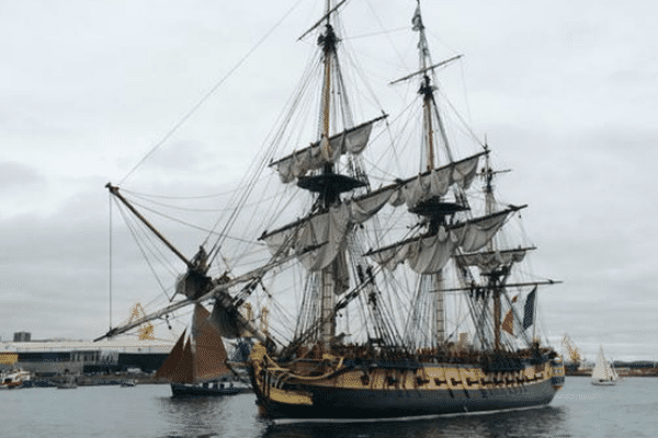 Dix-sept jours après sa dernière escale à Saint-Pierre et Miquelon, l'Hermione est arrivée à Brest ce lundi 10 août vers 14h30 (heure de Paris).