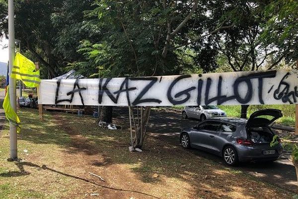 "La Kaz Gillot" mise en place près de la quatre voies par les Gilets Jaunes.