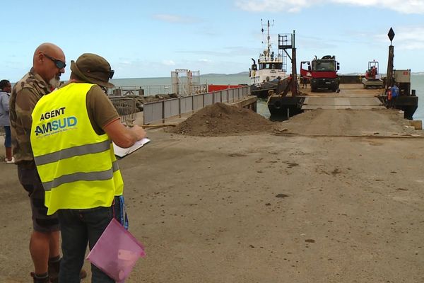 Une barge privée accoste à la mise à l'eau du Vallon-Dore, avec son chargement destiné à des professionnels et des particuliers installés dans la partie Sud du Mont-Dore.