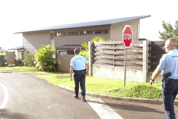 Patrouille pédestre dans un quartier résidentiel