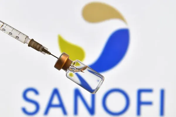 Photo d'illustration d'un vaccin devant le logo Sanofi, en 2021.