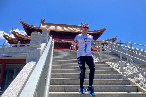 Joris Jacquard s'attaque à un défi inédit au temple Guan Di à Saint-Pierre : gravir l'équivalent de l'Everest pour lutter contre le cancer.   