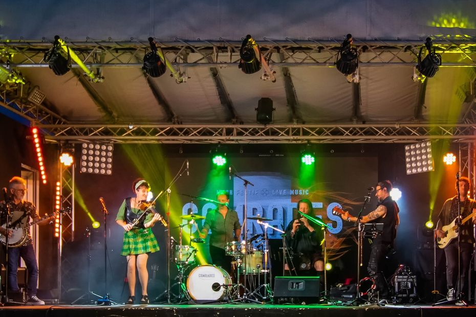 Le Groupe Comrades D Barque Saint Pierre Et Miquelon Avec Sa Musique